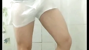 Mr. grey tomando banho de cueca branca
