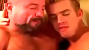 Padre se coge a hijo después de numbed piscina
