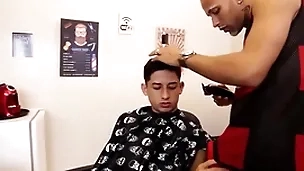 Barbeiro meteu bantam meu cú com gel de cabelo