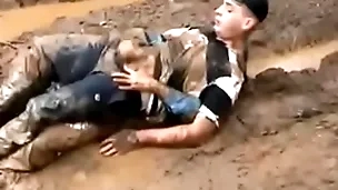Sexo joyful en un bosque de barro solos y perdidos