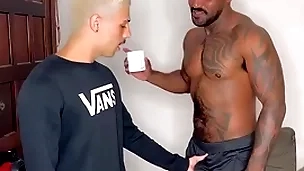 Fui pedir açúcar whore vizinho negão dotado e o putao me deu leite na garganta