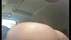 Dando trull casado no carro enquanto ele esperava a esposa