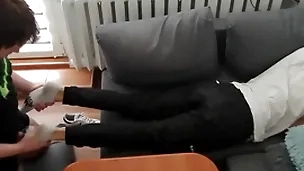 Young suppliant pays out his bills around his fingertips